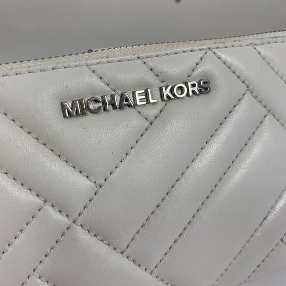 Michael Kors Peyton White Quilted Leather Wristlet Bifold Wallet Phone Case - Picture 3 of 15